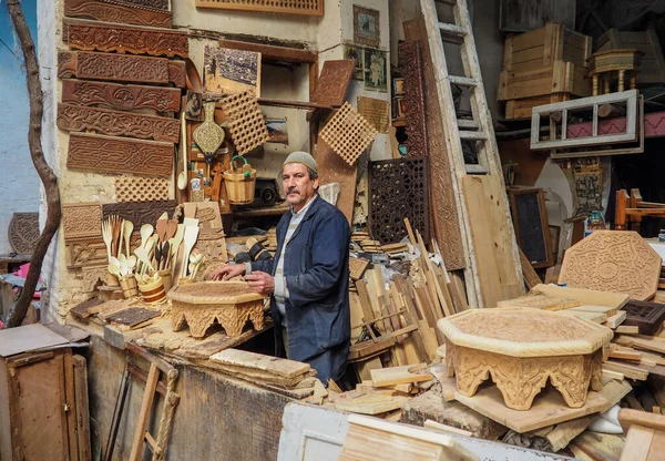 Fez Marokko Januar 2020 Unbekannter Mann Seiner Holzbearbeitungs Oder Schnitzerei — Stockfoto