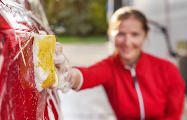 Genç Bir Kadın Arabasının Kenarını Temizliyor Elinde Sarı Sünger Tutan — Stok fotoğraf