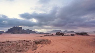 Kızıl Mars, Wadi Rum Çölü 'ndeki manzara gibi, Jordan. Bulutlu sabah - Düz kum manzarası üzerinde hareket eden bulutlar, arka planda dağlar, zaman kavramı videosu