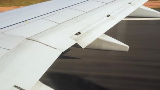 Vue Fenêtre Avion Commercial Décollage Asphalte Brun Gris Sur Piste — Video