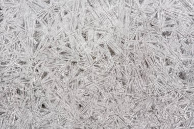 Donmuş nehir üzerindeki buz yapılar gibi kristal oluşturur, yukarıdan yakın çekim makro detayı - soyut kış arkaplanı