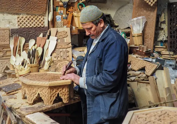 Fez Marokko Januar 2020 Unbekannter Mann Seiner Holzbearbeitungs Oder Schnitzerei — Stockfoto
