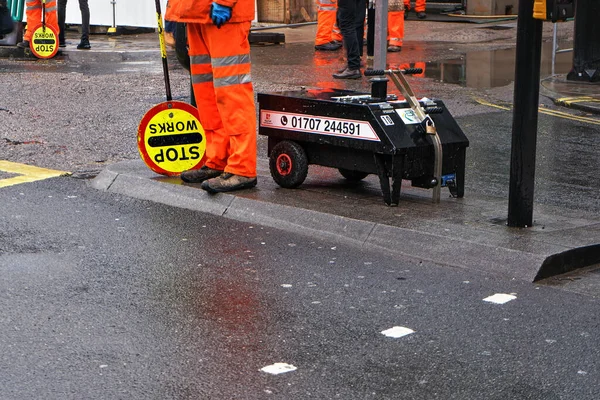 Londres Reino Unido Febrero 2019 Trabajadores Carretera Uniformes Visibilidad Naranja — Foto de Stock