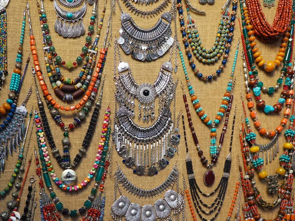 Olika Dekorativa Halsband Visas Street Souvenir Marknaden Marrakech Marocko Närbild — Stockfoto