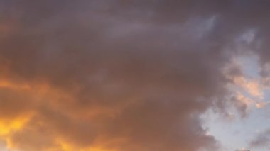 Pembe, turuncu ve mavi bulutlar gün batımında rüzgarda hareket ediyor - zaman kavramı videosu