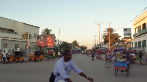Toliara Madagaskar Mai 2019 Typische Abendszene Belebten Kreuzungen Menschen Gehen — Stockvideo