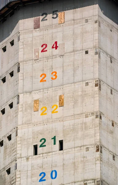 Costruzione Grattacielo Alto Moderno Muri Calcestruzzo Con Numeri Che Segnano — Foto Stock