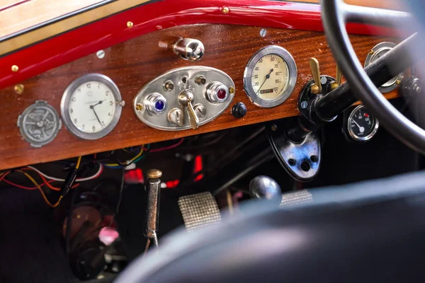 Klasik Kırmızı Arabanın Hız Göstergesi Yakın Çekim Detayı — Stok fotoğraf