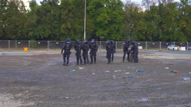 ブルノ チェコ 2021年10月8日 黒い装甲ベストとヘルメットの警察部隊のグループが容疑者を確保し 護衛します 法執行公正のためのデモ — ストック動画