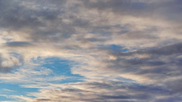 Cielo Serale Con Nuvole Gialle Bianche Grigie Scure — Foto Stock