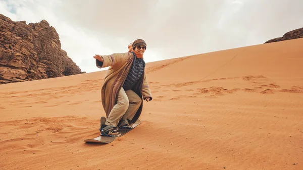 전통적 베두인족 복장을 파도타기를 파도타기는 사막의 매력중 — 스톡 사진