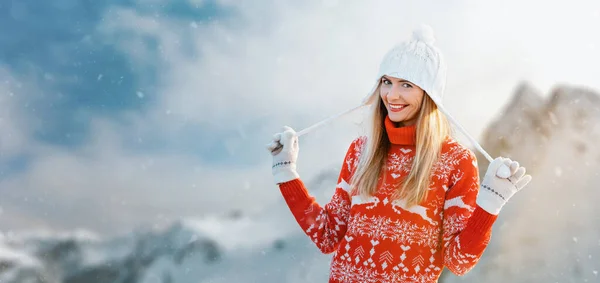 Молодая Женщина Носить Красный Зимний Пуловер Белая Шляпа Держа Шерстяные — стоковое фото