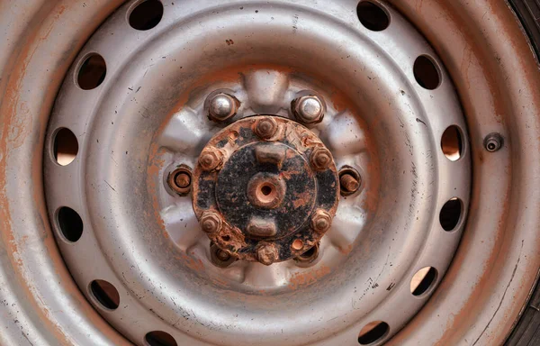 Eski Araç Metal Araba Tekerleği Sadece Birkaç Vidayla Korunuyor Yüzeyde — Stok fotoğraf