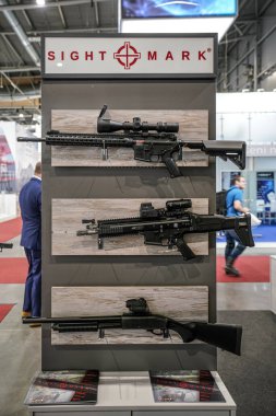 Brno, Çek Cumhuriyeti - 08 Ekim 2021: Sightmark tarafından üretilen ve silah ve savunma fuarında sergilenen modern dürbünlü tüfekler