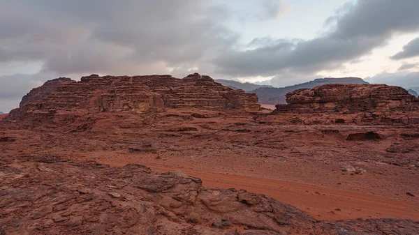 Paesaggio Roccioso Nel Deserto Wadi Rum Durante Mattina Nuvolosa — Foto Stock