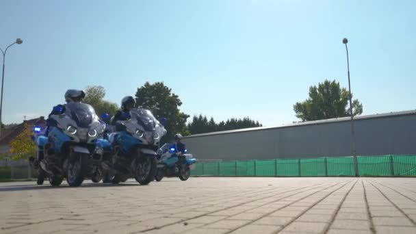 2021年10月8日 捷克布尔诺 一队重型警察摩托车慢行 捷克总统装甲警卫队在Idet防务博览会上的展示 — 图库视频影像