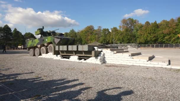 2021年10月8日 捷克布尔诺 Pandur 8X8型装甲运兵车 在思想防御博览会上驾驶车辆冲破障碍物 — 图库视频影像