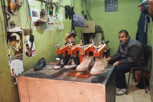 Marrakech Marruecos Enero 2020 Dos Hombres Desconocidos Sentados Sus Zapatos — Foto de Stock