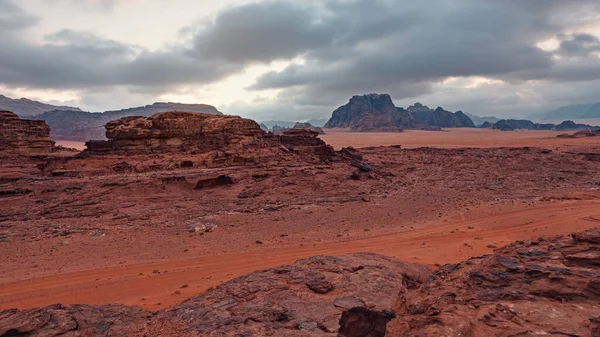 Paisaje Rocoso Desierto Wadi Rum Durante Mañana Nublada Paisaje Similar —  Fotos de Stock