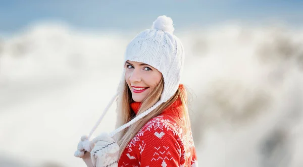 Молодая Женщина Носить Красный Зимний Пуловер Белая Шляпа Держа Шерстяные — стоковое фото