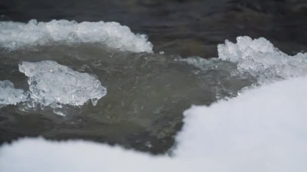 Lód Zamarzniętej Rzece Płynąca Woda Makro Zbliżenie Filmik Zwolnionym Tempie — Wideo stockowe