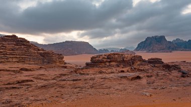 Hava bulutluyken Wadi Rum Çölü 'ndeki Rocky manzarası