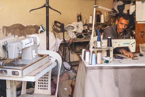Marrakech Morocco January 2020 Άγνωστος Άνθρωπος Που Εργάζεται Ραπτομηχανή Επιδιορθώνει — Φωτογραφία Αρχείου