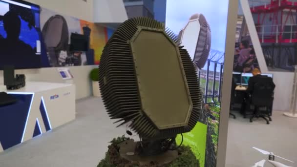 Brno Czechia 2021年10月8日 Reguard地图空间制造的3D军用雷达 绕轴旋转 国防博览会上的技术示范 — 图库视频影像
