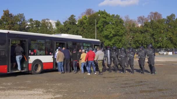 Brno Czechia 2021年10月8日 警察突击队监督足球流氓进入巴士 一只凶猛的扇子被狗中和了 在国防展示会上向公众展示 — 图库视频影像