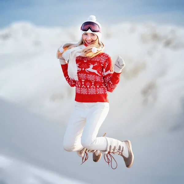 空気中でジャンプ赤い冬の若い女性 ぼやけた雪の国の背景 — ストック写真