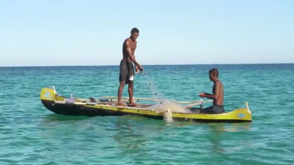 Anakao Madagaskar Května 2019 Pohled Malé Rybářské Lodi Plující Blízko — Stock video