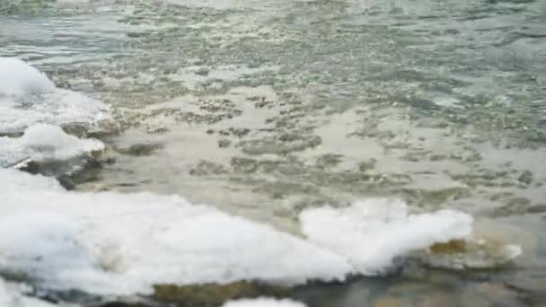 Superficie Del Río Invierno Con Cristales Nieve Hielo Flotando Agua — Vídeo de stock