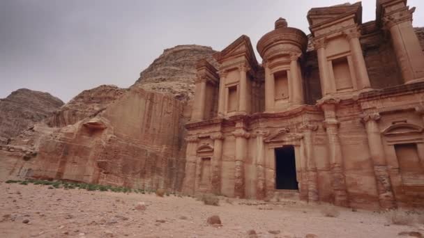 Deir Manastır Petra Jordan Kayalık Duvarına Kazınmış Kalıntılar Bulutlu Arka — Stok video