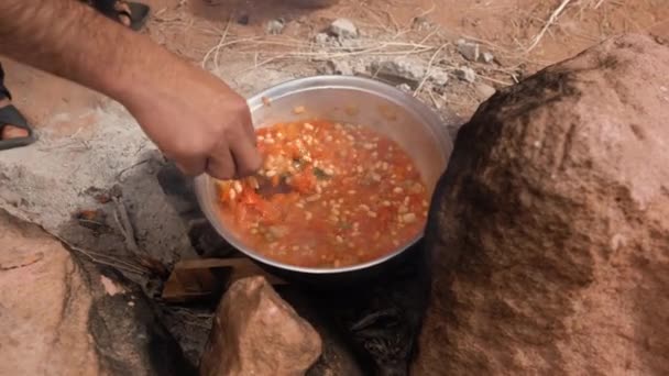 Bedouin Man Preparing Traditional Stew Beans Tomato Peppers Campfire Desert — 비디오