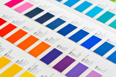 Canlı renk örnekleri - yapışkan film - İngilizce, Almanca, Fransızca, Lehçe ve Rusça isimleri ile yakın çekim ayrıntıları