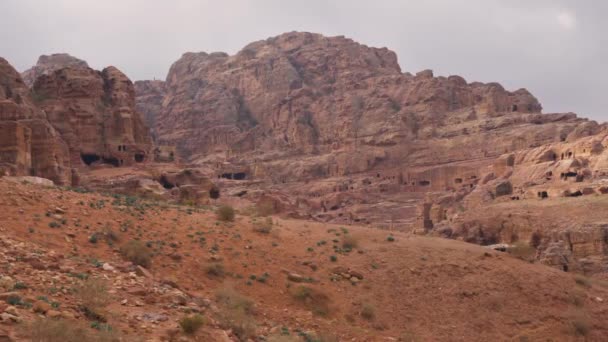 Paisagem Típica Petra Jordânia Terra Empoeirada Vermelha Montanhas Com Edifícios — Vídeo de Stock