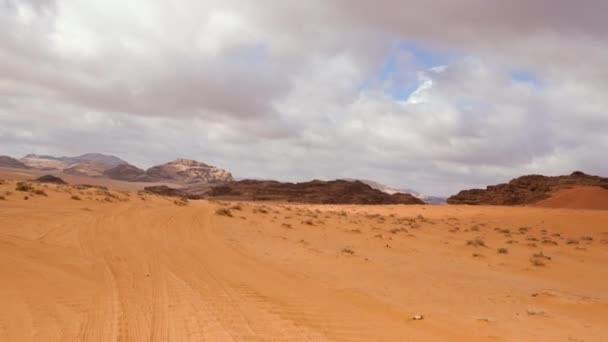ワディ ラムの砂漠を徹底的に運転し 景色の上を飛ぶような安定した眺め — ストック動画