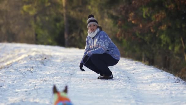 Młoda Kobieta Zimowej Kurtce Pokrytej Śniegiem Drodze Dzwoni Jacka Russella — Wideo stockowe