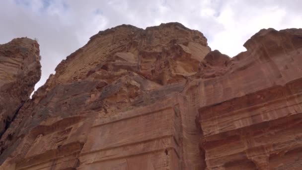 Olhando Torno Paredes Pedra Vermelha Com Edifícios Esculpidos Cânion Petra — Vídeo de Stock