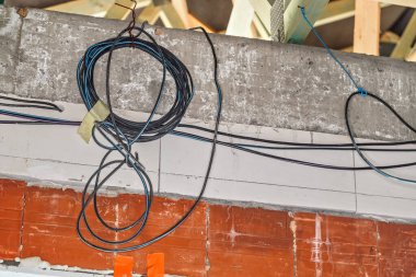Yeni ev inşaatı için elektrik kabloları hazırlanıyor.