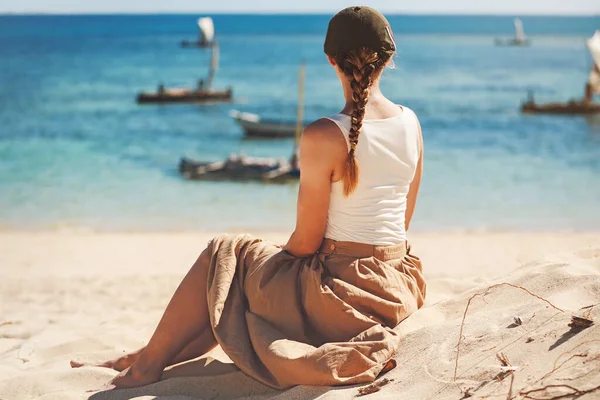 Young Woman Skirt White Top Sitting Sandy Beach Looking Sea — Stock Photo, Image
