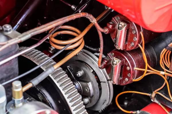 Červený Vinobraní Auto Jednoduchý Motor Detail Potrubí Kabely Hadicový Řemen — Stock fotografie
