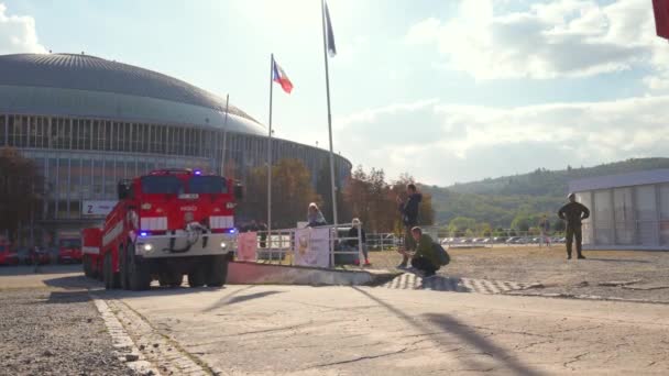 チェコ ブルノ 2021年10月08 2021年 石道を越えて移動する赤い重装甲消防車 低い視点からの詳細を閉じます Pyrosスペシャルトレードフェアでの公開デモ — ストック動画