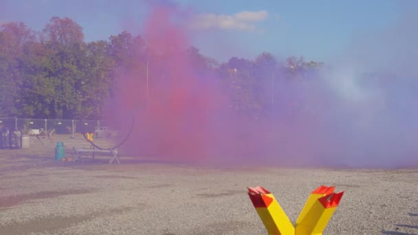 ブルノ チェコ 2021年10月08 2021年10月 チェコは警察のプレゼンテーションをマウントし ブラウン馬の4人のライダーのグループは 防衛フェアで公衆のためのデモンストレーション 近くの色の煙の手榴弾で落ち着いています — ストック動画