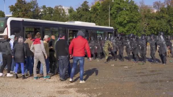 Brno Czechia 2021年10月8日 一队警察突击队面对进入巴士的足球流氓 一名袭击者被击溃 他们后来被推回来了 在国防展示会上向公众展示 — 图库视频影像