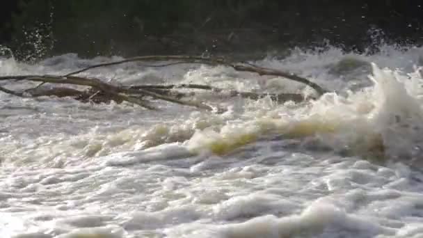 Грязная Вода Наводнения Течет Быстро Реке Крупным Планом Абстрактные Детали — стоковое видео