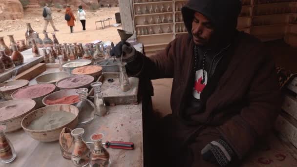 约旦佩特拉 2020年1月20日 一位不为人知的贝都因人展示了沙瓶艺术纪念品是如何为游客制作的 — 图库视频影像