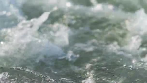 Sonne Scheint Auf Schnelles Flusswasser Nahaufnahme Abstraktes Detail Zeitlupenvideo — Stockvideo