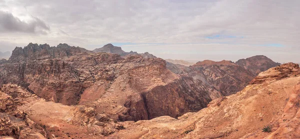 Ürdün 'ün Petra kentindeki Ad Deir (Manastır) yakınından kayalık manzaraya bak