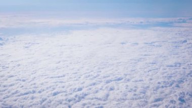 Ticari uçaklardan görüldüğü gibi düz görünen yumuşak bulutlar.